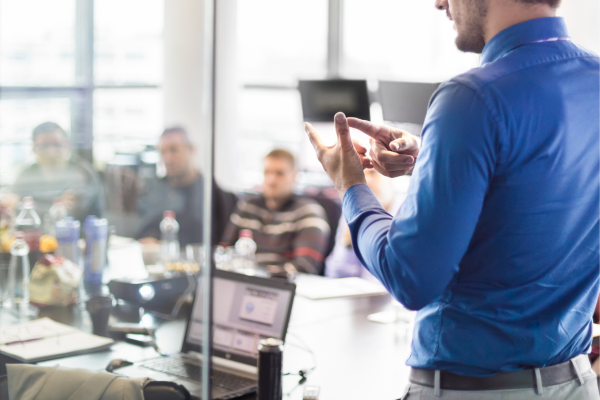 Escolhendo o Look para Homens de Baixa Estatura Irem em Reuniões de Negócios