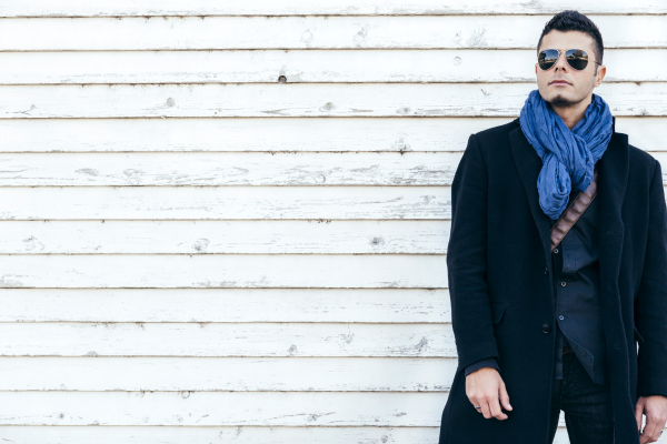 Como Homens com Estilo Boêmio Podem se Vestir para uma Festa de Gala no Inverno